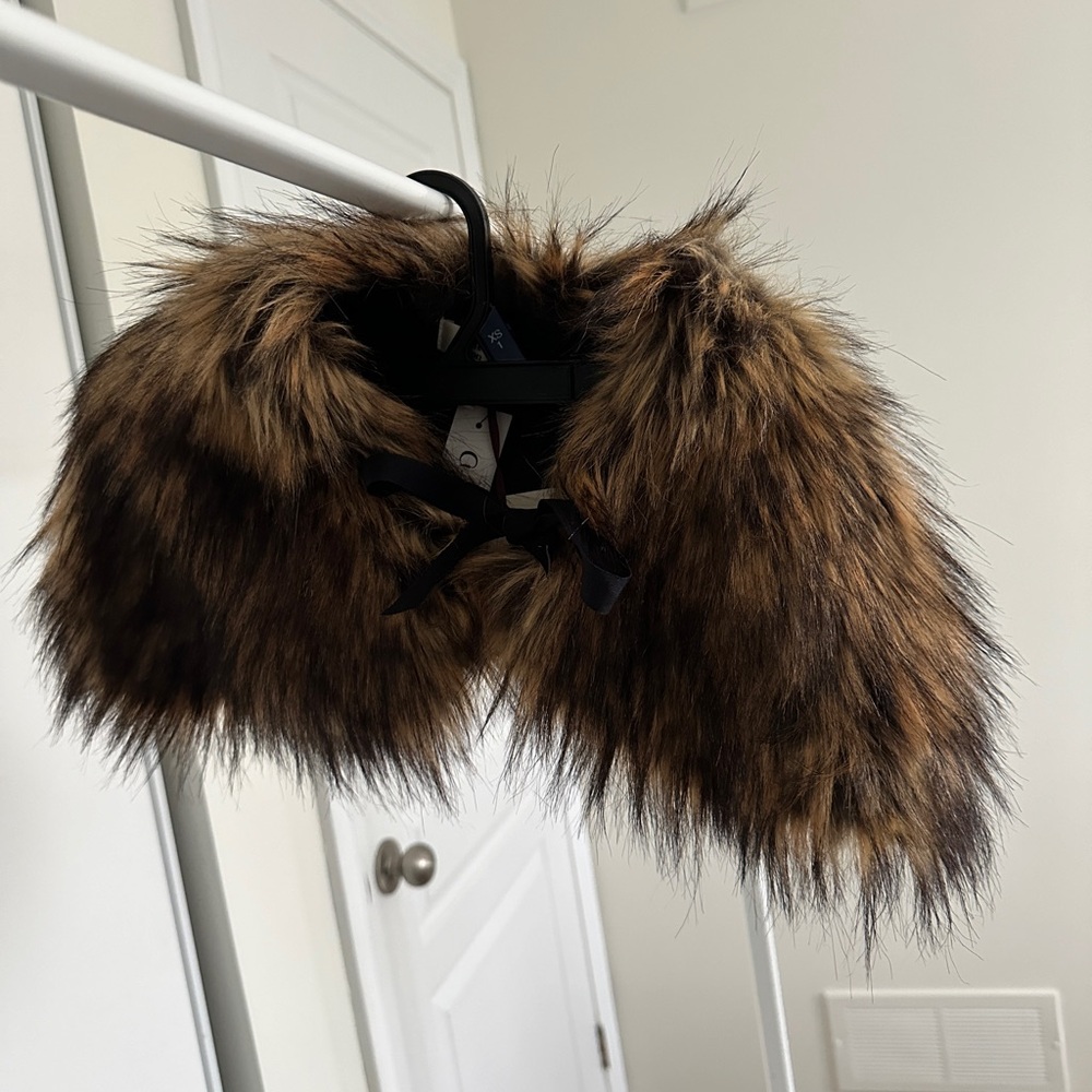 Aritzia Little Moon faux fur collar